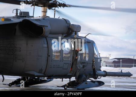 La Garde nationale aérienne de l'Alaska 210th RQS HH-60G hélicoptère de recherche et de sauvetage Pave Hawk avec la 176th e Escadre de la Garde nationale aérienne de l'Alaska, se prépare à un vol d'entraînement à partir de la base interarmées Elmendorf-Richardson 04 avril 2023. Banque D'Images