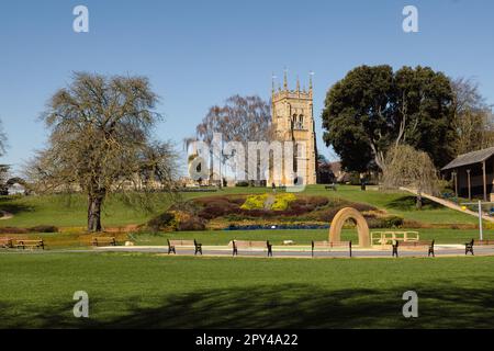 Une vue sur le parc de l'abbaye lors d'une journée ensoleillée et lumineuse jusqu'à la tour de l'abbaye de Bell à Evesham, Worcestershire, Angleterre. Banque D'Images