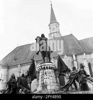 Cluj-Napoca, Roumanie, environ 1976. Le monument historique Matthias Corvinus se trouve en face de St. Église de Michael. Banque D'Images