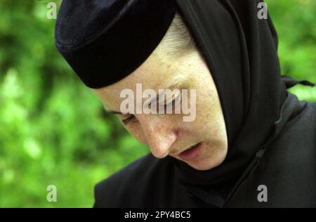 Transylvanie, Roumanie, environ 2001. Portrait d'une jeune nonne dans un monastère chrétien orthodoxe. Banque D'Images