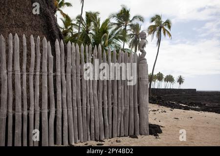 Scènes historiques hawaïennes du parc historique national de Puuhonua O Honaunau, sur l'île d'Hawaï, sur la côte de Kona. Banque D'Images