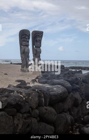 Scènes historiques hawaïennes du parc historique national de Puuhonua O Honaunau, sur l'île d'Hawaï, sur la côte de Kona. Kiei et Hālō Banque D'Images