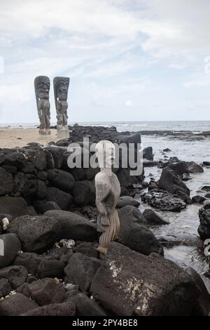 Scènes historiques hawaïennes du parc historique national de Puuhonua O Honaunau, sur l'île d'Hawaï, sur la côte de Kona. Kiei et Hālō Banque D'Images