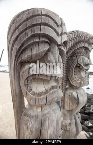 Scènes historiques hawaïennes du parc historique national de Puuhonua O Honaunau, sur l'île d'Hawaï, sur la côte de Kona. Kiei et Hālō Banque D'Images