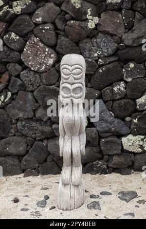 Scènes historiques hawaïennes du parc historique national de Puuhonua O Honaunau, sur l'île d'Hawaï, sur la côte de Kona. La divinité de Lono-o-makahiki est représentée Banque D'Images