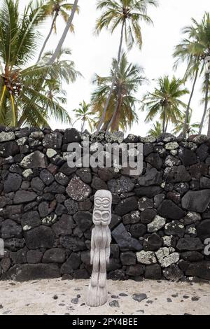 Scènes historiques hawaïennes du parc historique national de Puuhonua O Honaunau, sur l'île d'Hawaï, sur la côte de Kona. La divinité de Lono-o-makahiki est représentée Banque D'Images