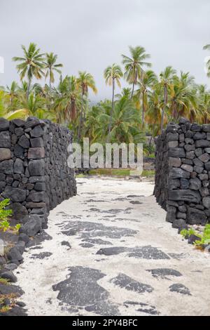 Scènes historiques hawaïennes du parc historique national de Puuhonua O Honaunau, sur l'île d'Hawaï, sur la côte de Kona. Banque D'Images