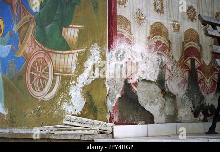 Timis County, Roumanie, environ 2002. Fresque à l'extérieur du monastère chrétien orthodoxe Izvorul lui Miron, avec des signes de détérioration. Banque D'Images