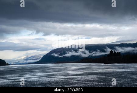 Les cieux hivernaux couvrent la gorge du fleuve Columbia, Oregon. Banque D'Images