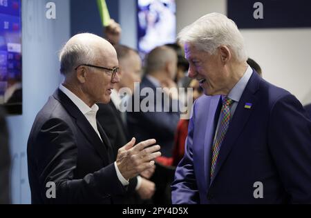 New York, États-Unis. 02nd mai 2023. L'ancien président des États-Unis, Bill Clinton, s'entretient avec Woody Johnson, propriétaire des Jets de New York, lors de la Journée des commissions BTIG pour la charité de 2023 à New York, sur 2 mai 2023. Photo de John Angelillo/UPI crédit: UPI/Alay Live News Banque D'Images