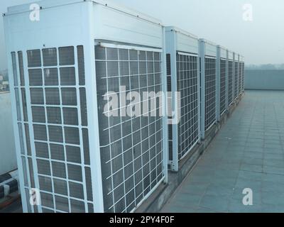 Condenseur de climatiseur industriel (unité extérieure) sur le toit de l'immeuble de bureaux - climatisation centrale Banque D'Images
