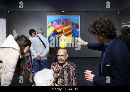 Odessa, Ukraine. 02nd mai 2023. Les visiteurs de l'exposition sont vus parler avec l'artiste Serney Anufriev (assis) au Musée Odessa d'Art de l'Ouest et de l'est Exposition de Sergei Anufriev au Musée Odessa d'Art de l'Ouest et de l'est Selon Wikipedia: Sergey Anufriev est un artiste et penseur ukrainien et russe, connu comme l'un des fondateurs du groupe d'inspection médicale des herméneutiques et co-auteur du livre Mythogenic Love of castes. Représentant du conceptualisme de Moscou. Crédit : SOPA Images Limited/Alamy Live News Banque D'Images