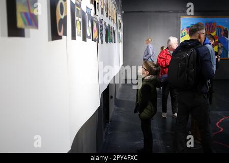 Odessa, Ukraine. 02nd mai 2023. Un garçon est vu regarder les œuvres de l'artiste Sergei Anufriev à l'exposition au Musée Odessa d'Art de l'Ouest et de l'est Exposition de Sergei Anufriev au Musée Odessa d'Art de l'Ouest et de l'est Selon Wikipedia: Sergey Anufriev est un artiste et penseur ukrainien et russe, connu comme l'un des fondateurs du groupe d'inspection médicale des herméneutiques et co-auteur du livre Mythogenic Love of castes. Représentant du conceptualisme de Moscou. Crédit : SOPA Images Limited/Alamy Live News Banque D'Images