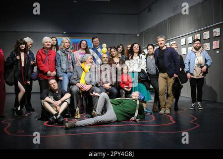 Odessa, Ukraine. 02nd mai 2023. Les visiteurs de l'exposition prennent une photo de groupe avec l'artiste Sergei Anufriev (au centre) au Musée Odessa d'Art de l'Ouest et de l'est Exposition de Sergei Anufriev au Musée Odessa d'Art de l'Ouest et de l'est Selon Wikipedia: Sergey Anufriev est un artiste et penseur ukrainien et russe, connu comme l'un des fondateurs du groupe d'inspection médicale des herméneutiques et co-auteur du livre Mythogenic Love of castes. Représentant du conceptualisme de Moscou. (Photo de Viacheslav Onyshchenko/SOPA Images/Sipa USA) crédit: SIPA USA/Alay Live News Banque D'Images