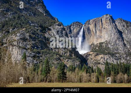 Vue panoramique sur les chutes de Yosemite avec le cône de neige gelé au printemps dans le parc national de Yosemite, chaîne de montagnes de la Sierra Nevada en Californie, États-Unis Banque D'Images