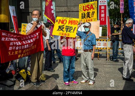 Taipei, Taïwan. 03rd mai 2023. Des militants pro-chinois et des membres du parti de gauche protestent contre Taïwan-États-Unis Forum de coopération de l'industrie de la défense qui se tient au Centre de conférence international de Taipei à Taipei, Taïwan le 03/05/2023 c'est la première fois que 25 fabricants d'armes américains participent à la conférence, En plus de participer à des discussions, ils rencontrent également des représentants de l'armée, des institutions scientifiques et des sociétés de cybersécurité de Taïwan. Les manifestants expriment leur inquiétude quant au fait que leur pays est en train de devenir un pion dans l'indé militaire Banque D'Images