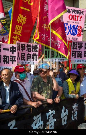 Taipei, Taïwan. 03rd mai 2023. Des militants pro-chinois et des membres du parti de gauche protestent contre Taïwan-États-Unis Forum de coopération de l'industrie de la défense qui se tient au Centre de conférence international de Taipei à Taipei, Taïwan le 03/05/2023 c'est la première fois que 25 fabricants d'armes américains participent à la conférence, En plus de participer à des discussions, ils rencontrent également des représentants de l'armée, des institutions scientifiques et des sociétés de cybersécurité de Taïwan. Les manifestants expriment leur inquiétude quant au fait que leur pays est en train de devenir un pion dans l'indé militaire Banque D'Images