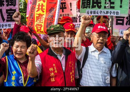 Taipei, Taïwan. 03rd mai 2023. Des militants pro-chinois et des membres du parti de gauche protestent contre Taïwan-États-Unis Forum de coopération de l'industrie de la défense qui se tient au Centre de conférence international de Taipei à Taipei, Taïwan le 03/05/2023 c'est la première fois que 25 fabricants d'armes américains participent à la conférence, En plus de participer à des discussions, ils rencontrent également des représentants de l'armée, des institutions scientifiques et des sociétés de cybersécurité de Taïwan. Les manifestants expriment leur inquiétude quant au fait que leur pays est en train de devenir un pion dans l'indé militaire Banque D'Images