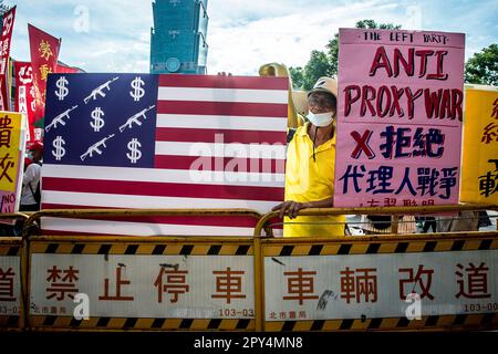 Taipei, Taïwan. 03rd mai 2023. Des militants pro-chinois et des membres du parti de gauche protestent contre Taïwan-États-Unis Forum de coopération de l'industrie de la défense qui se tient au Centre de conférence international de Taipei à Taipei, Taïwan le 03/05/2023 c'est la première fois que 25 fabricants d'armes américains participent à la conférence, En plus de participer à des discussions, ils rencontrent également des représentants de l'armée, des institutions scientifiques et des sociétés de cybersécurité de Taïwan. Les manifestants expriment leur inquiétude quant au fait que leur pays est en train de devenir un pion dans l'indé militaire Banque D'Images