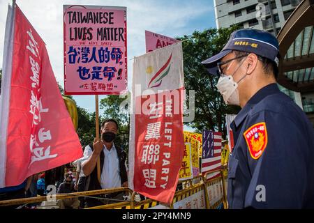 Taipei, Taïwan. 03rd mai 2023. Des militants pro-chinois et des membres du parti de gauche protestent contre Taïwan-États-Unis Forum de coopération de l'industrie de la défense qui se tient au Centre de conférence international de Taipei à Taipei, Taïwan le 03/05/2023 c'est la première fois que 25 fabricants d'armes américains participent à la conférence, En plus de participer à des discussions, ils rencontrent également des représentants de l'armée, des institutions scientifiques et des sociétés de cybersécurité de Taïwan. Les manifestants expriment leur inquiétude quant au fait que leur pays est en train de devenir un pion dans l'indé militaire Banque D'Images