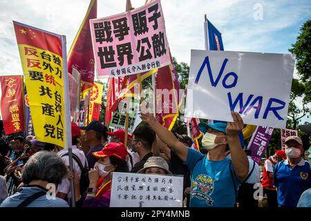 Taipei, Taïwan. 03rd mai 2023. Des militants pro-chinois et des membres du parti de gauche protestent contre Taïwan-États-Unis Forum de coopération de l'industrie de la défense qui se tient au Centre de conférence international de Taipei à Taipei, Taïwan le 03/05/2023 c'est la première fois que 25 fabricants d'armes américains participent à la conférence, En plus de participer à des discussions, ils rencontrent également des représentants de l'armée, des institutions scientifiques et des sociétés de cybersécurité de Taïwan. Les manifestants expriment leur inquiétude quant au fait que leur pays est en train de devenir un pion dans l'indé militaire Banque D'Images