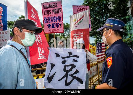 Taipei, Taïwan. 03rd mai 2023. Des militants pro-chinois et des membres du parti de gauche protestent contre Taïwan-États-Unis Forum de coopération de l'industrie de la défense qui se tient au Centre de conférence international de Taipei à Taipei, Taïwan le 03/05/2023 c'est la première fois que 25 fabricants d'armes américains participent à la conférence, En plus de participer à des discussions, ils rencontrent également des représentants de l'armée, des institutions scientifiques et des sociétés de cybersécurité de Taïwan. Les manifestants expriment leur inquiétude quant au fait que leur pays est en train de devenir un pion dans l'indé militaire Banque D'Images