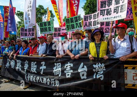 Taipei, Taïwan. 03rd mai 2023. Des militants pro-chinois et des membres du parti de gauche protestent contre Taïwan-États-Unis Forum de coopération de l'industrie de la défense qui se tient au Centre de conférence international de Taipei à Taipei, Taïwan le 03/05/2023 c'est la première fois que 25 fabricants d'armes américains participent à la conférence, En plus de participer à des discussions, ils rencontrent également des représentants de l'armée, des institutions scientifiques et des sociétés de cybersécurité de Taïwan. Les manifestants expriment leur inquiétude quant au fait que leur pays est en train de devenir un pion dans l'indé militaire Banque D'Images