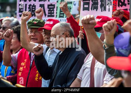 Taipei, Taïwan. 03rd mai 2023. Des militants pro-chinois et des membres du parti de gauche protestent contre Taïwan-États-Unis Forum de coopération de l'industrie de la défense qui se tient au Centre de conférence international de Taipei à Taipei, Taïwan le 03/05/2023 c'est la première fois que 25 fabricants d'armes américains participent à la conférence, En plus de participer à des discussions, ils rencontrent également des représentants de l'armée, des institutions scientifiques et des sociétés de cybersécurité de Taïwan. Les manifestants expriment leur inquiétude quant au fait que leur pays est en train de devenir un pion dans l'indé militaire Banque D'Images