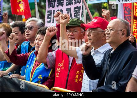 Taipei, Taïwan. 03rd mai 2023. Des militants pro-chinois et des membres du parti de gauche protestent contre Taïwan-États-Unis Forum de coopération de l'industrie de la défense qui se tient au Centre de conférence international de Taipei à Taipei, Taïwan le 03/05/2023 c'est la première fois que 25 fabricants d'armes américains participent à la conférence, En plus de participer à des discussions, ils rencontrent également des représentants de l'armée, des institutions scientifiques et des sociétés de cybersécurité de Taïwan. Les manifestants expriment leur inquiétude quant au fait que leur pays est en train de devenir un pion dans l'indé militaire Banque D'Images