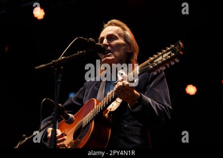 Gordon Lightfoot se produit sur scène avec une guitare acoustique sur une scène extérieure au pique-nique Greenbelt Harvest en 2015 Banque D'Images