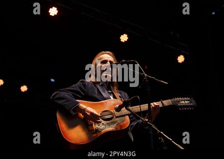 Gordon Lightfoot se produit sur scène avec une guitare acoustique sur une scène extérieure au pique-nique Greenbelt Harvest en 2015 Banque D'Images