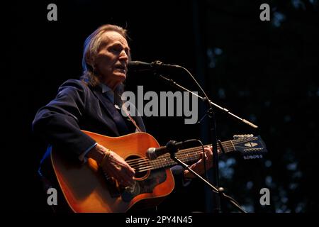 Gordon Lightfoot se produit sur scène avec une guitare acoustique sur une scène extérieure au pique-nique Greenbelt Harvest en 2015 Banque D'Images