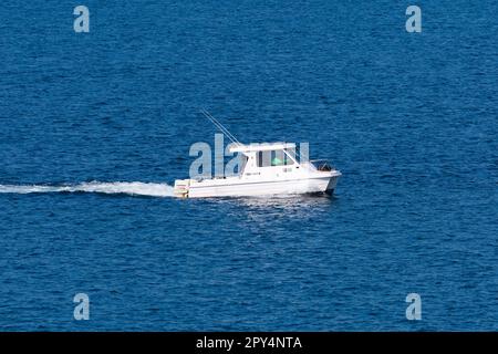 Un petit bateau sur Botany Bay à Sydney, en Australie. Banque D'Images