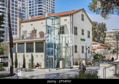 Vue sur le marché de Sarona sur les gratte-ciels du centre Azrieli à tel Aviv, Israël. C'est un endroit populaire parmi les Israéliens et les touristes situé dans le coeur Banque D'Images