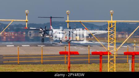 Mouvements d'aéronefs à l'aéroport de Sydney (Kingsford Smith) à Sydney, en Australie. Photo : les avions Qantas et Star Alliance sur la piste parallèle 34R. Banque D'Images