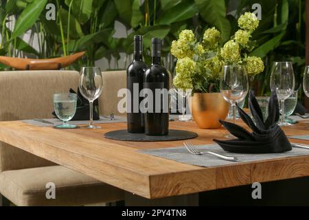 Grande table à manger en bois avec belle fleur au centre sur le balcon Banque D'Images