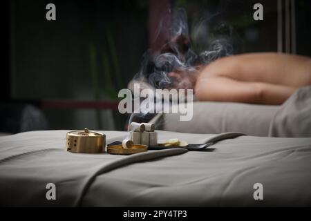 Traitement de la moxibution - les outils de médecine traditionnelle chinoise pour l'acupuncture points thérapie de chauffage. Médecine chinoise à base de plantes. Brûleur en cuivre de moxibution Banque D'Images