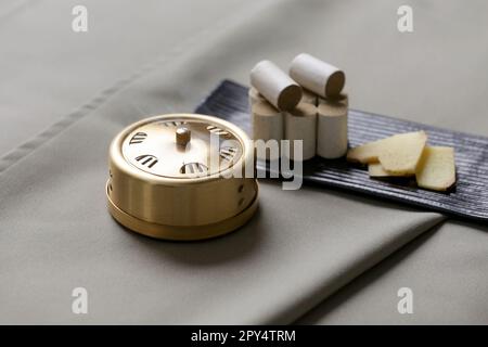Traitement de la moxibution - les outils de médecine traditionnelle chinoise pour l'acupuncture points thérapie de chauffage. Médecine chinoise à base de plantes. Brûleur en cuivre de moxibution Banque D'Images