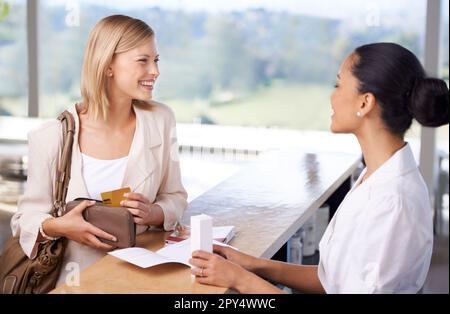 Shopping, heureux et une femme achetant des soins de la peau d'un caissier pour la vente au détail, le service et le soin de la peau. Souriez, parlez et une cliente parle à un Banque D'Images