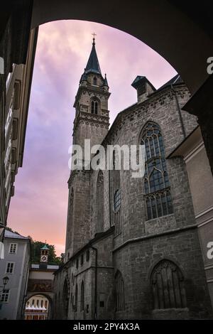 Coucher de soleil sur l'église franciscaine de Salzbourg Banque D'Images