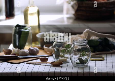 Vider les pots en verre et les ingrédients préparés pour la mise en conserve à l'intérieur de la table Banque D'Images