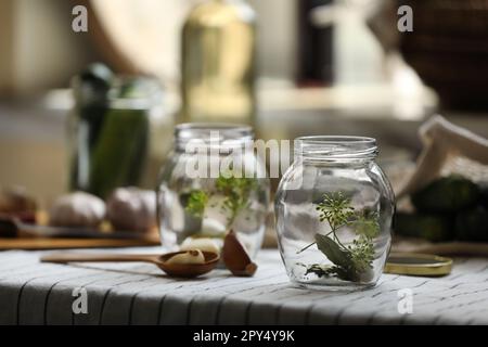 Vider les pots en verre et les ingrédients préparés pour être mis en conserve sur la table. Espace pour le texte Banque D'Images