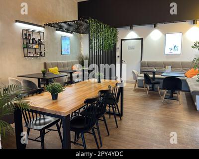 VARSOVIE, POLOGNE - 17 JUILLET 2022 : intérieur élégant d'un café avec mobilier moderne Banque D'Images