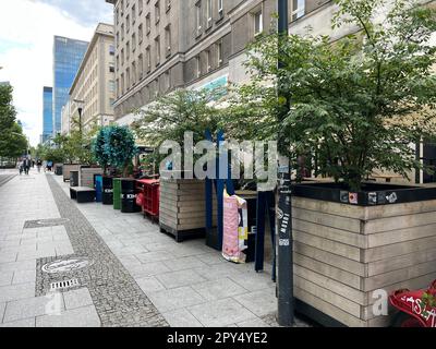 VARSOVIE, POLOGNE - 17 JUILLET 2022 : vue magnifique sur un café moderne avec terrasse extérieure Banque D'Images