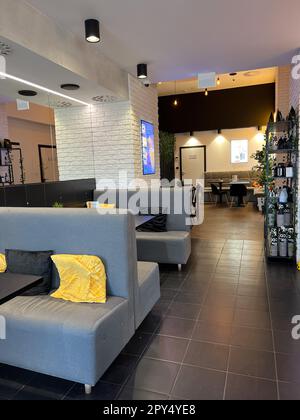 VARSOVIE, POLOGNE - 17 JUILLET 2022 : intérieur élégant d'un café avec mobilier moderne Banque D'Images