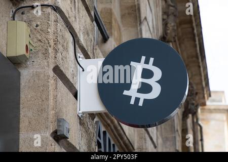 lyon , aura France - 05 01 2023 : logo Bitcoin et signature textuelle sur la façade agence comptoir des cybermonnaies crypto-monnaie Banque D'Images