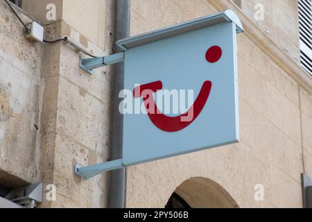 Bordeaux , Aquitaine France - 05 01 2023 : logo TUI texte et marque de signe sur le mur façade entrée magasin bureau de la chaîne d'agences de voyages Banque D'Images