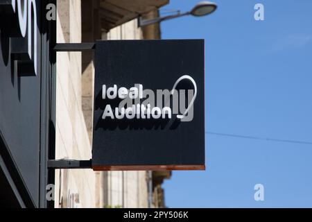 Bordeaux , Aquitaine France - 04 20 2023 : idéal audition logo marque et texte signe boutique Agence médicale magasin système d'aide médicale Banque D'Images