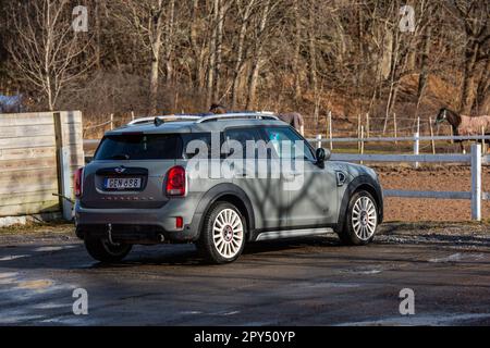 Göteborg, Suède - 20 février 2022: Gray Mini Cooper S Countryman garé par des enclos. Banque D'Images