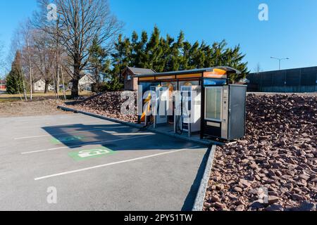 Tønsberg, Norvège - 15 avril 2022 : rechargez les bornes de recharge de voiture électrique par un parking. Banque D'Images